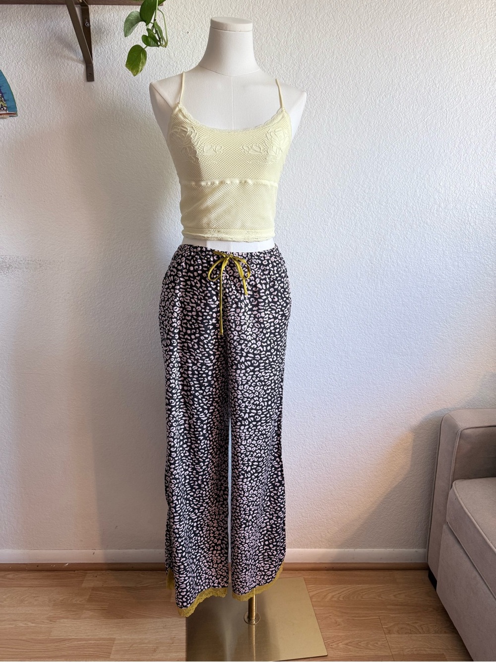 Women’s Victoria Secret High-Rise Wide Leg Animal Print Pants in Size Small